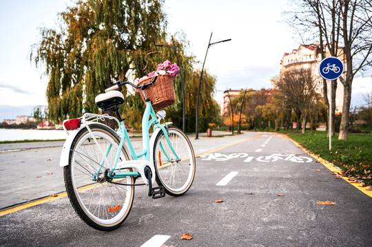 velo-retro-bleu-pour-femmes-piste-cyclable.jpg