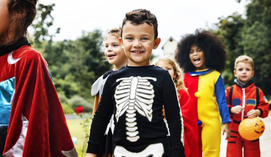 web_jeunes-enfants-tromper-traiter-pendant-halloween.jpg